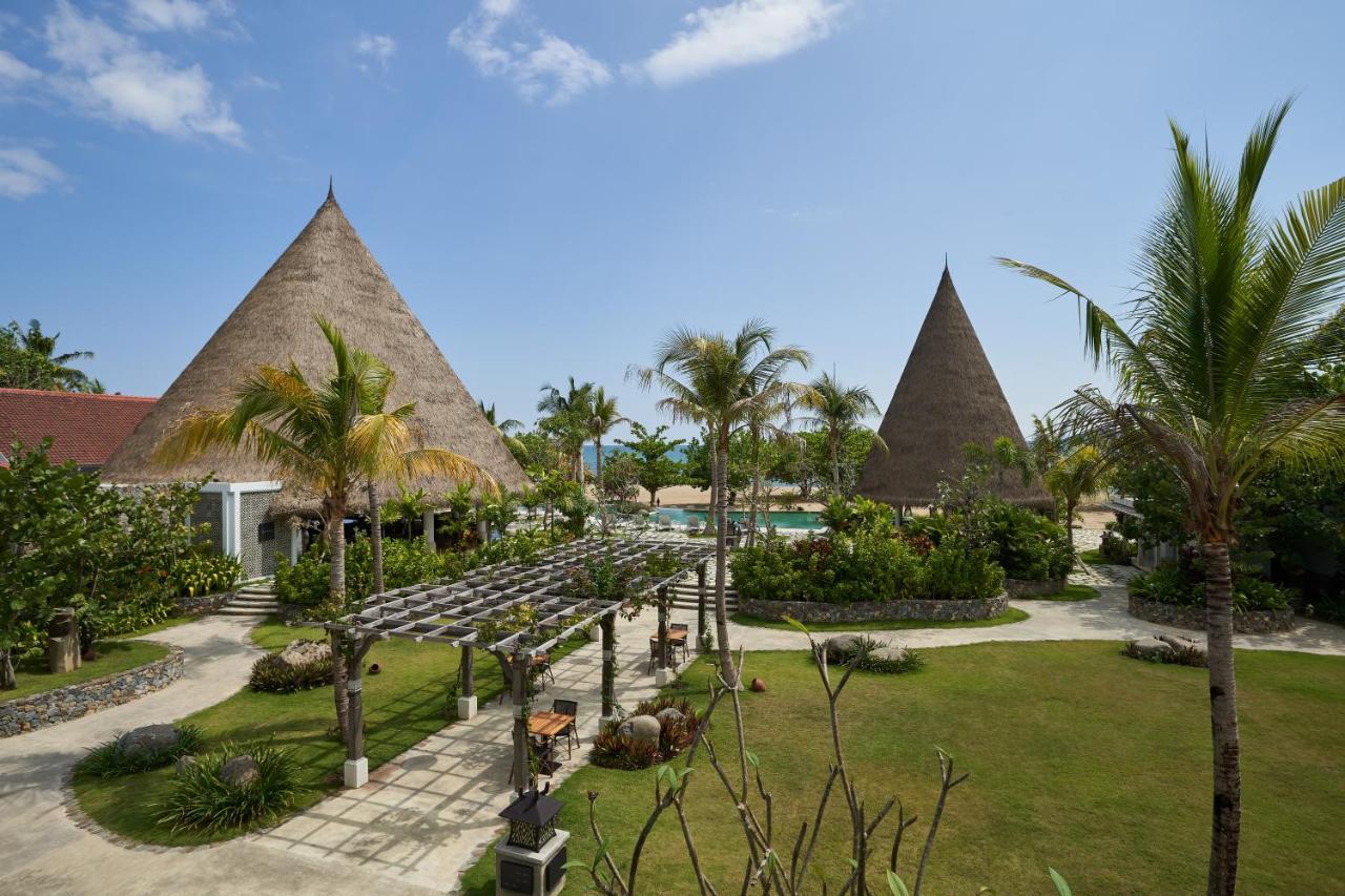 Sudamala Resort, Komodo, Лабуан-Бахо Экстерьер фото The resort's main buildings
