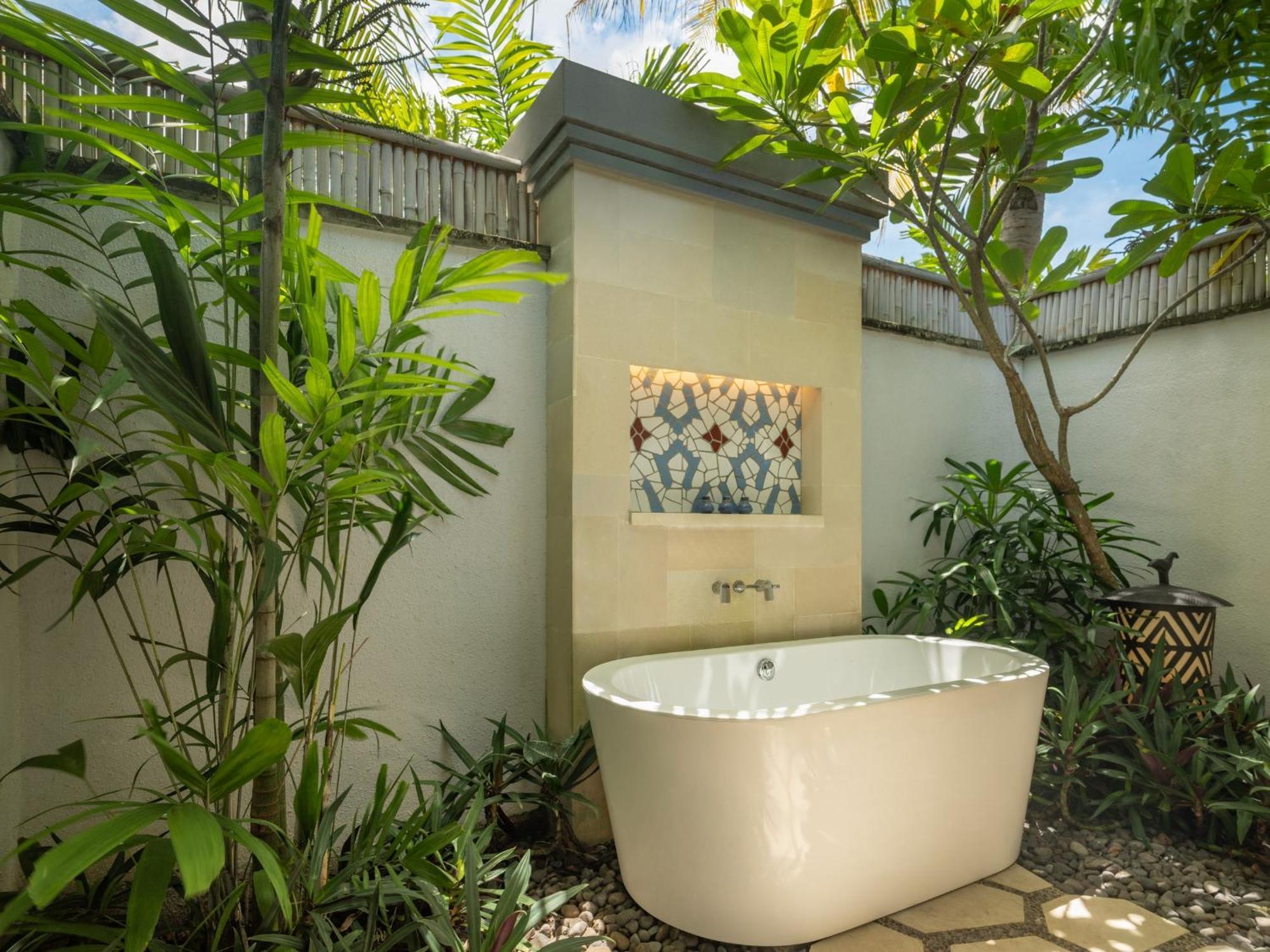 Sudamala Resort, Komodo, Лабуан-Бахо Экстерьер фото Outdoor bathtub