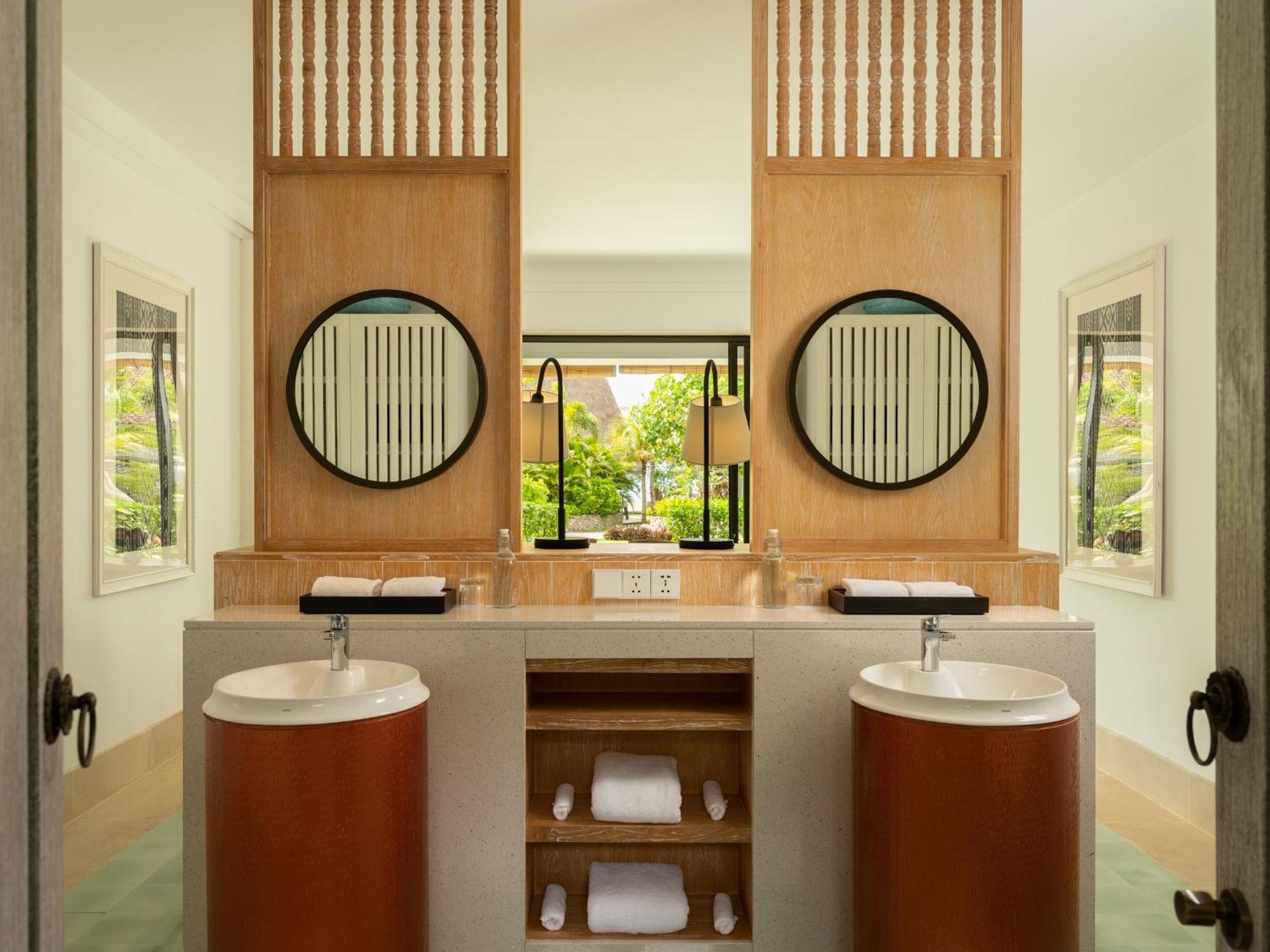 Sudamala Resort, Komodo, Лабуан-Бахо Экстерьер фото Bathroom