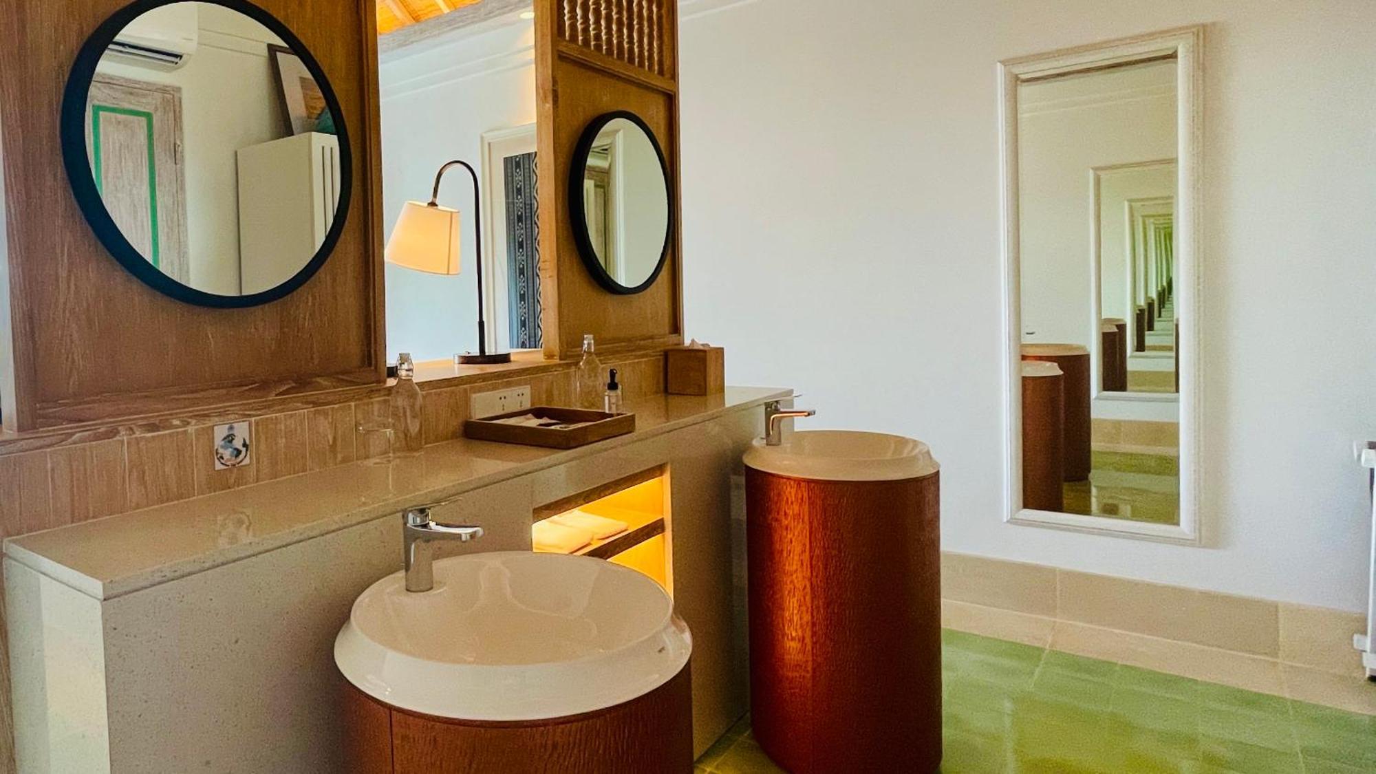 Sudamala Resort, Komodo, Лабуан-Бахо Экстерьер фото Bathroom at the Taj Bengal